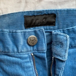 Filippa K manchester byxor - ett par blåa Filippa K byxor i blått manchester tyg köpta second hand! dom är ganska baggy men är lite bootcut också. storleken är M. innerbenslängden är 77 cm och midjan är 81 cm. köparen står för frakt.