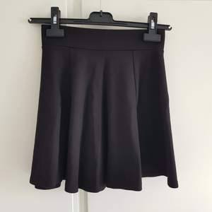 En kort svart kjol med dragkjedja bak strl XS. Använd men i bra skick! Köparen betalar frakt 🖤