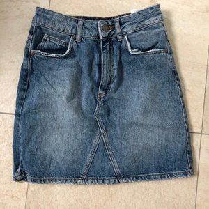 Söt jeanskjol - Fin jeanskjol ifrån Bizzbee. Köpt i Frankrike och tyvär blivit för lite för mig💙💙