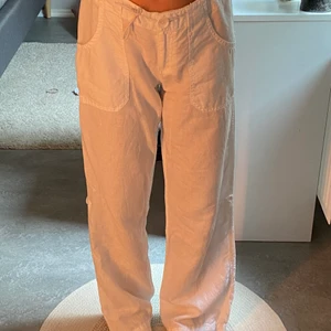 Vita linnebyxor  - Vita snygga lågkolhydratdiet linnebyxor. Är för stora för mig och för långa då jag är Xs och 158, så den har inte kommit till andvändning. De är från H&M men slutsålda.