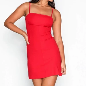 Röd NELLY klänning - Oanvänd röd charmig kort sommarklänning från Nelly! Storlek Medium , passar både S och M och är stretchig 