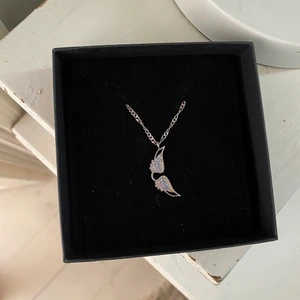 Zadig halsband - !!!NU SÄNKT PRIS TILL 500 pga. vill få sålt!!! Säljer mitt jättefina och väl bevarade halsband från Zadig & Voltaire då det inte riktigt kommer till användning. Det är köpt på deras butik på Birger Jarlsgatan för ca ett halvår sedan för 1025kr. Fler bilder och äkthetsbevis finns, köpare står för frakt!