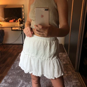 super söt fin kjol🤍🤍 - säljer denna super fina söta  kjol i storlek S/M🤍🤍