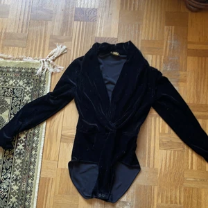 Body - Svart sammetsbody, använd 1 gång. Stor urringning men går att lägga den så de blir mindre urringning om man vill. Frakt blir billigare vid köp av flera plagg