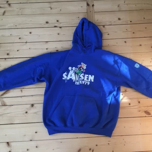 Säfsen hoodie  - Säfsen hoodie köpt på loppis. Väldigt stor och skön. Skriv för mer bilder. 