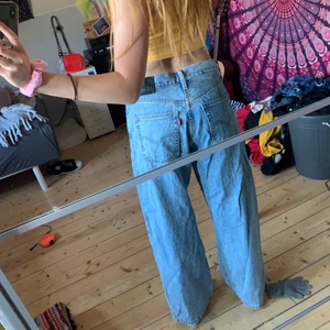 Levi’s jeans - Skitsnygga ljusa levi”s jeans som passar perfekt till sommarn! Säljer de bara för jag inte använder dem tillräckligt mycket för att ha kvar. Jag är 171 cm!