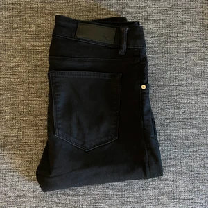 Svarta Never Demin Jeans - Låg i midjan. Använd ett fåtal gånger, säljes pga för små.