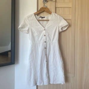 Linneklänning Strl XS - Vit linneklänning från Vero Moda. Storlek XS. Köpt här på Plick men säljer den tyvärr(!!), då den är något för liten. Gott skick, inga defekter. Kontakta gärna vid frågor!!🥰🥰