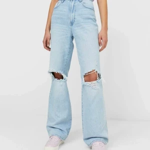 Stradivarius Jeans  - Helt nya jeans från stradivarius, har endast testat 1 gång. Säljer pågrund av att den inte sitter som jag vill. Skulle säga att jeansen passar 32 och 34. Köpte från stradivarius för 359kr + 66kr frak. 