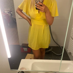 En klänning lika gul som solen!  - En sommarklänning med öppenrygg+ band vid nacken. Använd enbart fåtal gånger. Klänningen är ifrån Mango i st S. 
