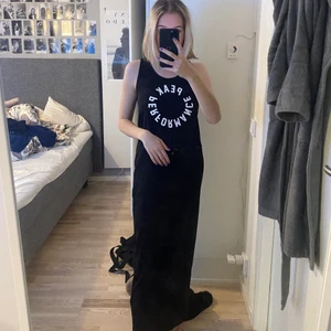 Långklänning - Långklänning från peak performance med brottarrygg 