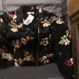 Jacka  - Blommig jacka. Oanvänd. Storlek:S. 150kr