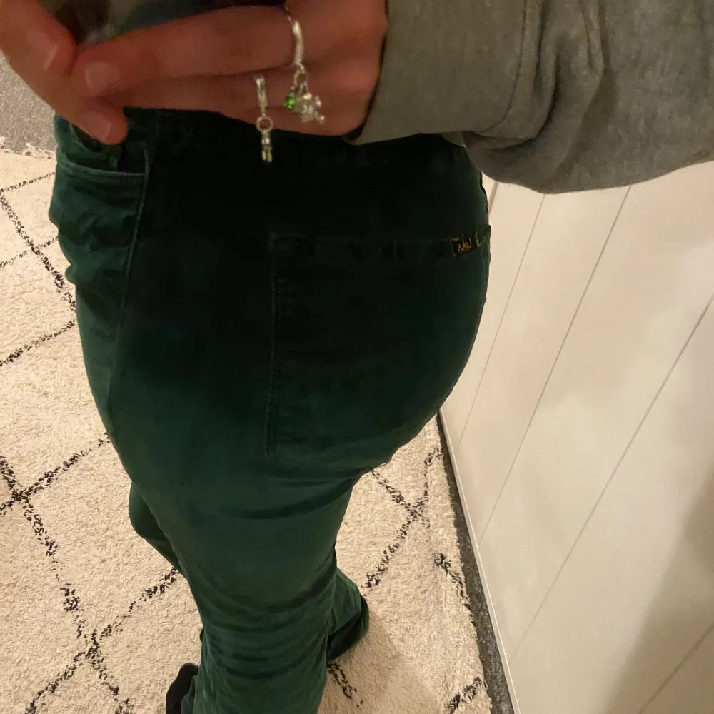 Jeg selger disse nydelige grønne velur lois buksene da de er for store for meg. Jeg kjøpte de fra en tidligere eier som har klippet av lappen med stl. Kan ta mål hvis det er til hjelp. Har selv brukt de barr en gang. ❤️. Jeans & Byxor.