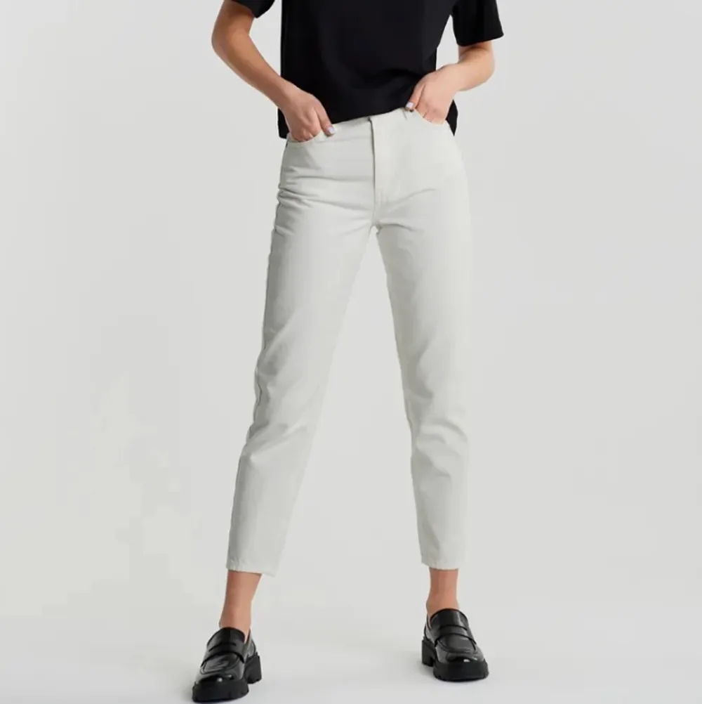 Så fina mom jeans från Gina Tricot! Knappt använda så de är i jättefint skick! Säljes för 180 kr 🤍🤍. Jeans & Byxor.
