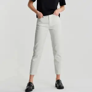 Så fina mom jeans från Gina Tricot! Knappt använda så de är i jättefint skick! Säljes för 180 kr 🤍🤍