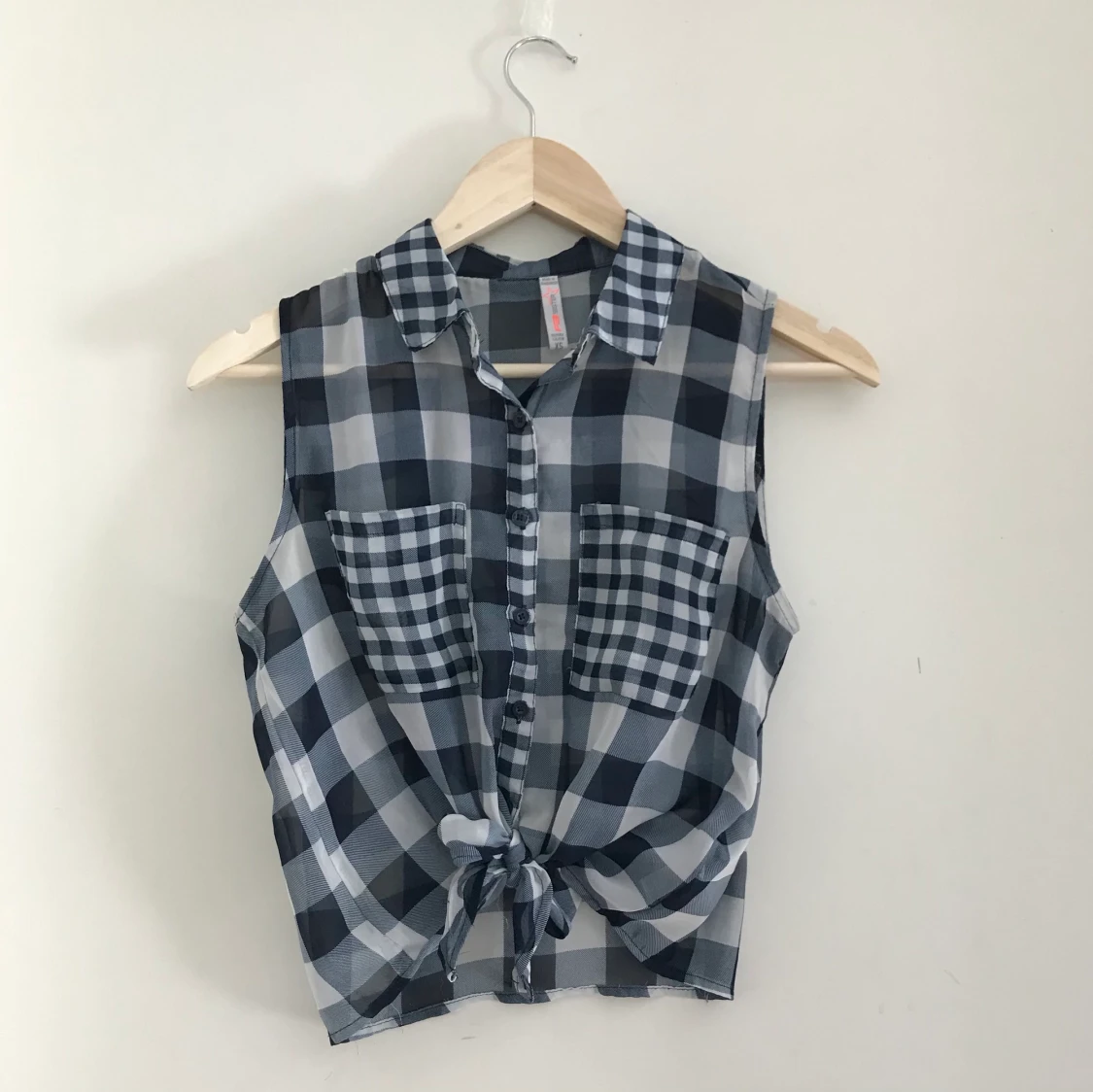 Mörkblå och vit rutig blus