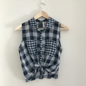 Mörkblå och vit rutig blus - Superfin rutig blus i lite genomskilnigt material. Knut framtill. 