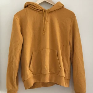 Gul hoodie - Superfin och skön hoodie. Den blir oversized på mig som är s.