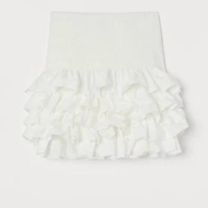 Vit volangkjol, hm  - Vit hm kjol i strl M, som är slutsåld. Aldrig andvänd endast provad och prislappen sitter kvar. Säljer för att den är för stor. Köptes för 399kr💕💕🤍