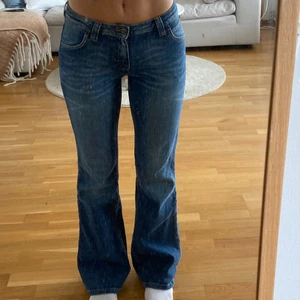 Lågmidjade jeans från Lee - Lågmidjade jeans från Lee! Det står strl W28 L31 men skulle säga att dem är mer S! Däremot är dem lite stretchiga så jag som är en S passar i dem. Köpta second hand 🌸 jag är 164cm. Använda av mig Max 1 lång. Högsta bud just nu 400kr+frakt. Sålda!
