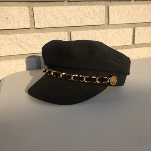 Keps - Keps med gulddetalj från Gina Tricot i nyskick!