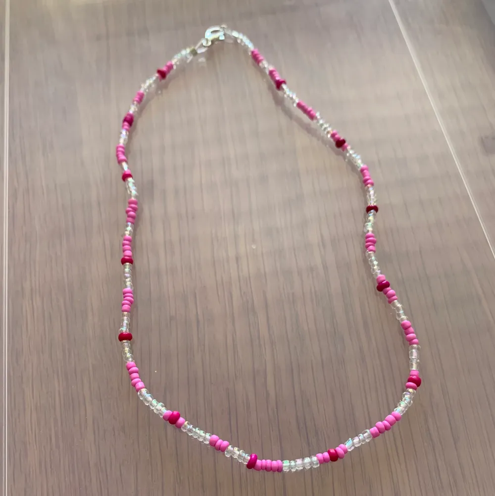 Rosa och genomskinligt pärlhalsband med små pärlor 💞🤍🌸 49kr + 13kr frakt . Accessoarer.