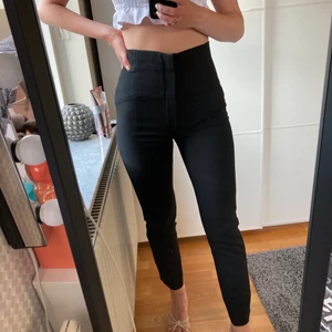 Svarta kostymbyxor från Zara i storlek 36 - Svara kostymbyxor som sitter som en smäck. Formar kroppen otroligt fint, dock tröttnat lite, haft dem några gånger men ser helt nya ut!