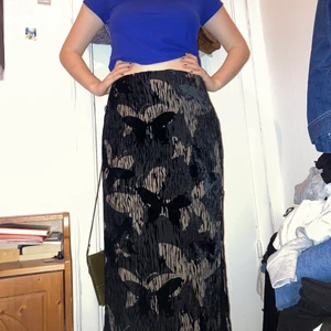 Kjol - Fin lång kjol. Står ingen storlek men tippar på 38. (Avklippta längst ner)