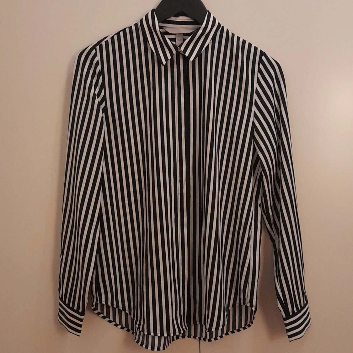 Svart/vit randig skjorta strl 34
