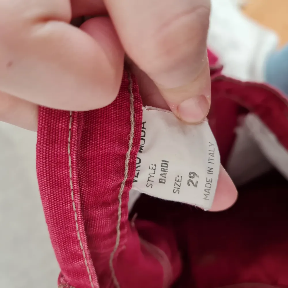 Röda vintage jeans rak modell, står st 29/s/M köparen står för frakten ❤. Farkut & Housut.
