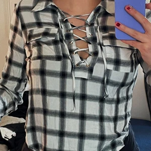 Blus - Jättemjuk blus jag köpte i Spanien. Den är storlek L men sitter som XS-S. Trekvartsärmad men går att vika ner dom. Som sagt, väldigt mjuk och väldigt bra sick. Används endast ett fåtal gånger.