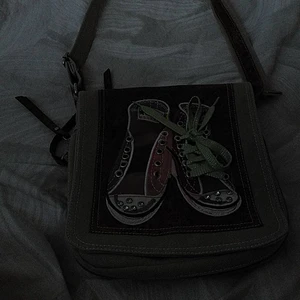 Vintage väska - Har 4 st fickor. I gott skick.