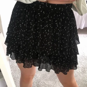 Zara kjol - Säljer denna kjol från zara som inte säljs längre på hemsidan. Den är knappt använd och är i väldigt bra skick. Den är i storlek L men eftersom att den inte är stretchig alls skulle jag säga att den passar en stor M också. Nypris 259kr. Frakt ingår inte i priset.