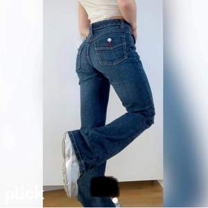 90s y2k bootcut jeans med med coola fickor! Storlek 38 och väldigt fin skick! Jag köpte de men de va lite korta på mig :( kontakta om du är intresserad💕