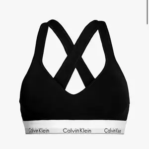 Säljer min en svarta Calvin Klein topp i storlek S som jag fick i julklapp som tyvärr ej passar… Är därför helt oanvänd. Ordinarie pris 499                                                  Köp sker via Swish och köparen står för frakten!