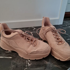 H&M skor - Fina och bekväma skor från H&M. Ändast använda en gång då jag provade dom. Köparen står för frakt