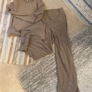 Pyjamas sätt - Aldrig använt. Väldigt mysigt. Kan hämtas upp i både Uppsala, Enköping och Öresundsbro utan extra kostnad!