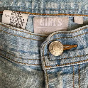 Trendiga ljus låga jeans med detaljer på bakfickan, någon liten fläck bak.