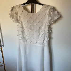 Studentklänning  - Jättegullig vit klänning från bubbelroom i storlek 40 men passar mig som är en 38. Enbart använd på utspringet så i jättebra skick. Frakt på 77kr tillkommer och spårbart 66kr.