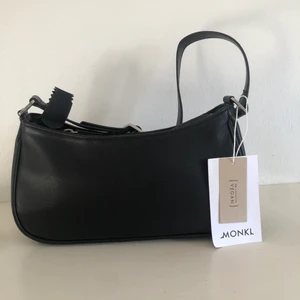 Svart Monki Väska - Så fin väska från Monki som jag fick i julklapp⚡️Säljer eftersom den inte går att lämna tillbaka längre💗 Helt ny med lappen kvar⚡️Skriv för fler bilder❤️Priset kan diskuteras