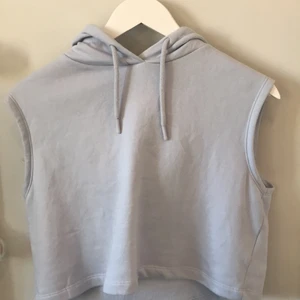 Hoodie utan ärmar - Blå hoodie utan armar. Från Gina. Endast testad. Säljer pga andvänds inte💓💓 Pris kan diskuteras