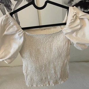 Vit topp med puffärmar - Super söt vitt topp med puffärmar, jag har klippt bort lappen då den skavde i ryggen så vet ej vart den kommer ifrån/ storlek men den är ungefär S❤️❤️