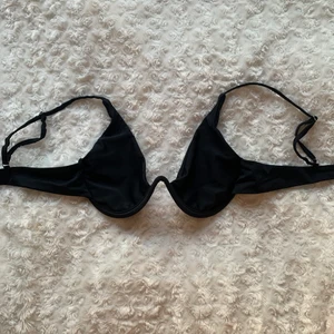 Bikini topp - Som aldrig använts pga för stor för min byst. Storlek M, ger fin klyfta till de som har eller vill framhäva💖💓