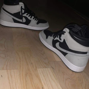 AJ1 shadow 2.0, Axel arigato skor - Jordans är strlk 42.5, lite smutsiga (inte orkat tvättat) 2250kr. Axel arigato skorna är strlk 43 helt oanvända 1750 