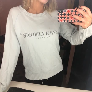 Acqua lemone  - Acqua lemone tröja i fin ljusblå färg (färger syns inte lika bra på bilden) har en liten fläck (se sista bilden) men annars fint skick !💘storlek xs men är stor på mig som har S 