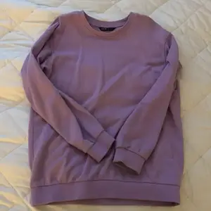 Sweatshirt från shein, materialet är lite tunnare men inte för tunnt.