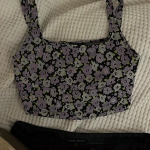 Zara topp - fin topp från zara som jag köpte men tyvär var för liten😔🙏 prislappen är kvar och den är endast testad. köp direkt för 100kr inkl frakt eller kom med prisförslag💓