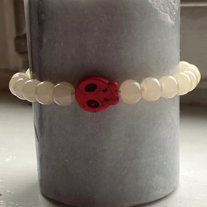 Armband  - Säljer ett coolt och snyggt armband som jag köpte i Palma i somras. Det är stretchigt så det passar alla:)💕