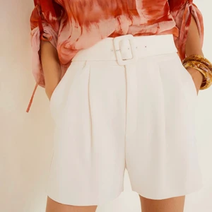 Mango shorts  med prislapp. Storlek 40 - Helt nya shorts från Mango! Prislapp kvar. Storlek 40