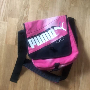 Helt ny puma väska - Sååå fin väska men har dessvärre för många:( funkar ihop med dator perfekt bästa skolväskan som finns! 